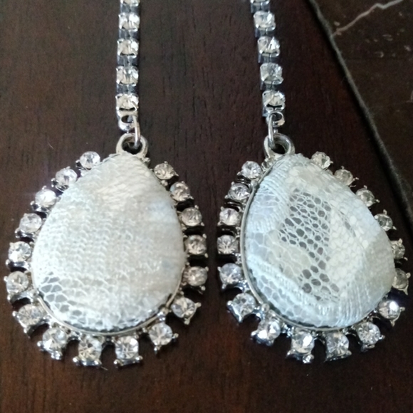 💥 CLOSET CLOSING SALE💥 Tear drop Earrings- NO COUNTER OFFERS!! - Picture 3 of 6